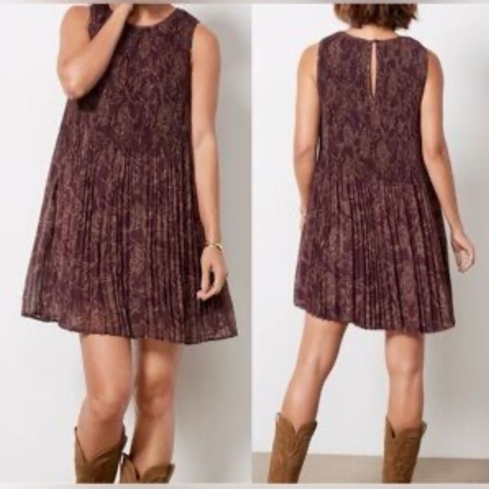 EVEREVE Hazel Pleated Burgundy Crewneck Floral Dress Size XS‎